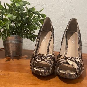 Leopard print stiletto heel.